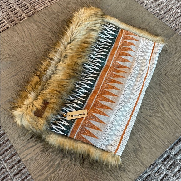 🎉3X HOST PICK🎉Like New, Athena Artisan crafted Snuggle Bed for Pets. - Picture 3 of 6